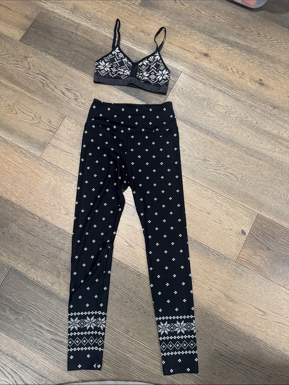 Lou & Grey Women’s Set Leggings and Sports Bra with Snowflake Accent Small